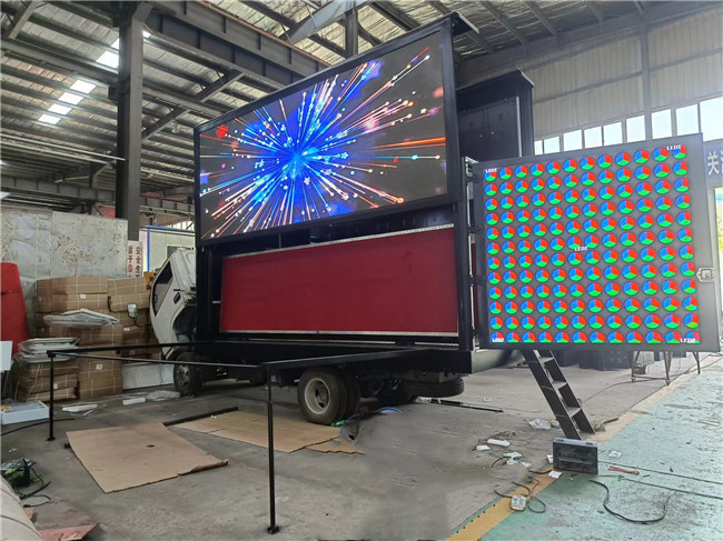 16ft 220V Mobile LED Display Truck 3 Seiten P4 Digital LED Truck mit Bildschirmheben