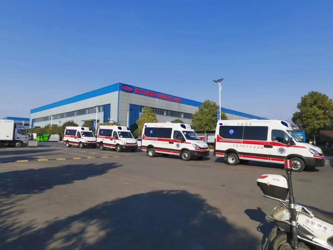 Krankenwagen mit Gesamtgrößen 5670 X 2011 X 2790 und Bruttogewicht ca. X 4000