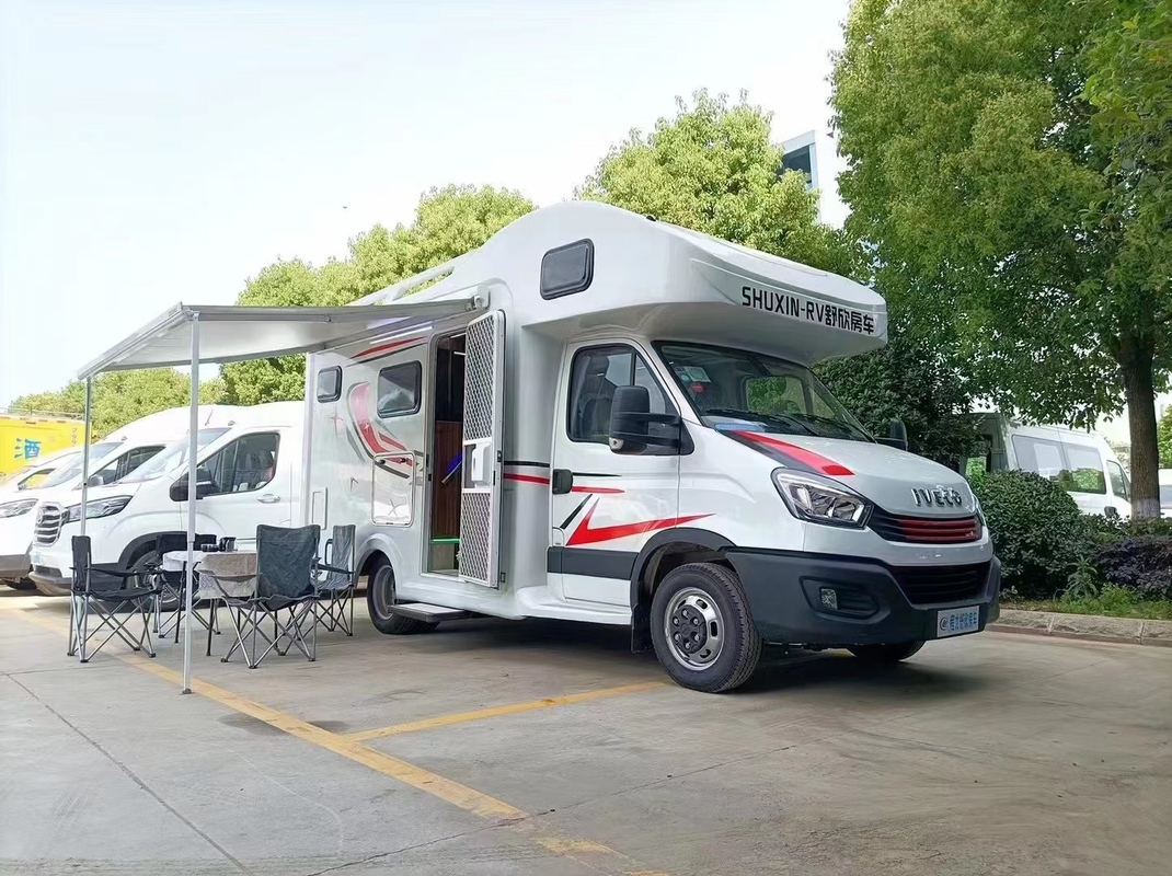 Reisetrailer RV Camper Wohnmobil Nackt mit Wachs von Roro Schiff oder Bulk Schiff
