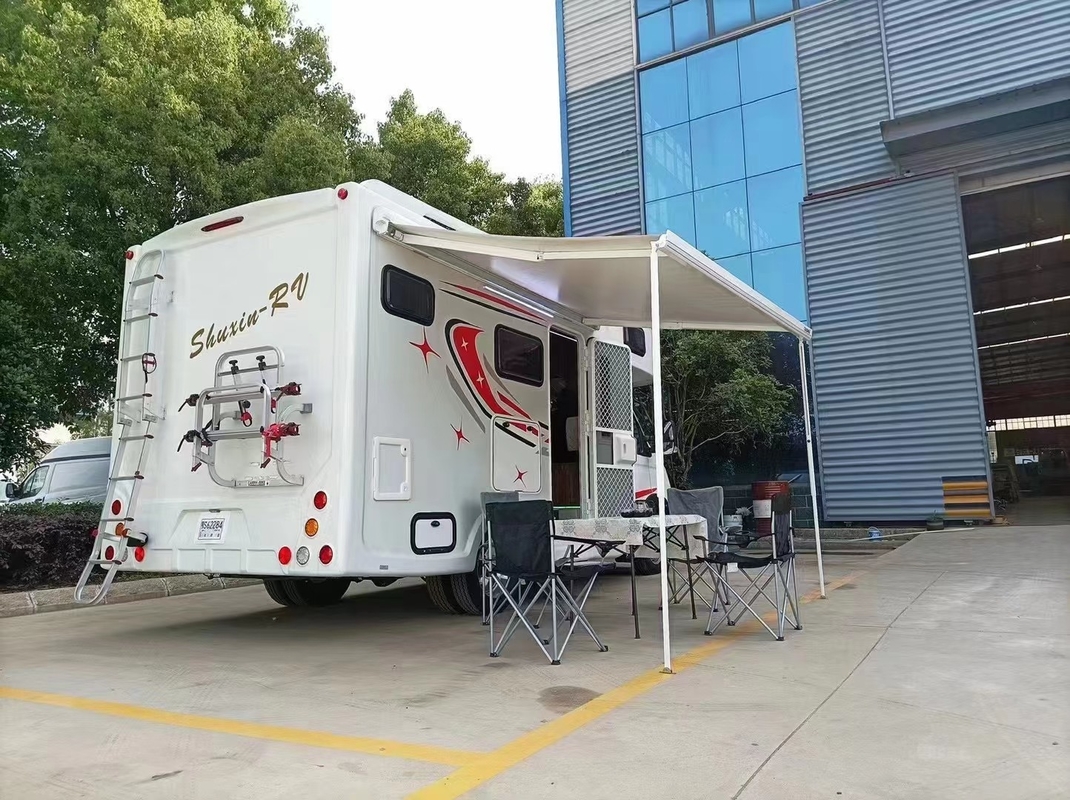 Reisetrailer RV Camper Wohnmobil Nackt mit Wachs von Roro Schiff oder Bulk Schiff