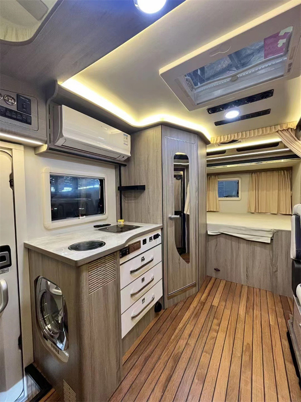 Reisetrailer RV Camper Wohnmobil Nackt mit Wachs von Roro Schiff oder Bulk Schiff