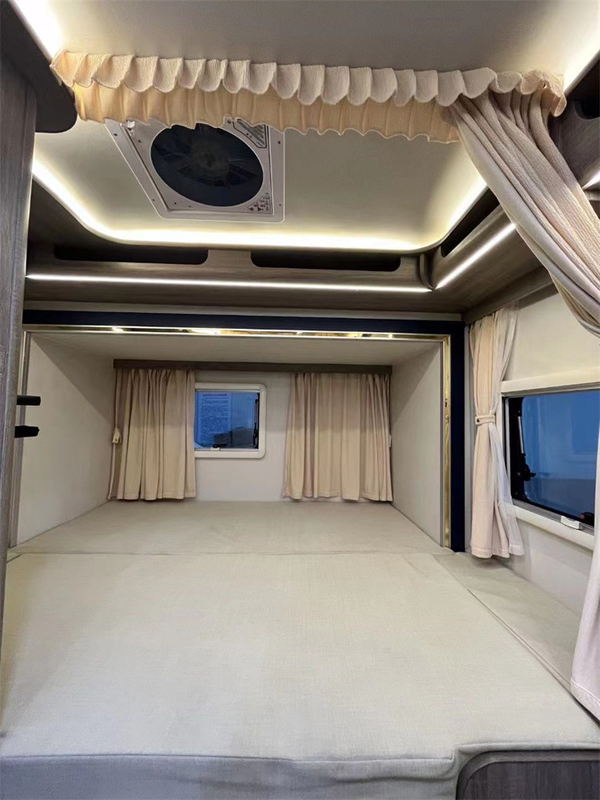 Reisetrailer RV Camper Wohnmobil Nackt mit Wachs von Roro Schiff oder Bulk Schiff