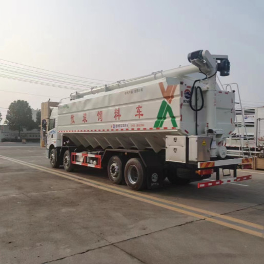 12 Cbm Tierfutterwagen 4x2 Massenfutterwagen mit Dieselkraftstoff