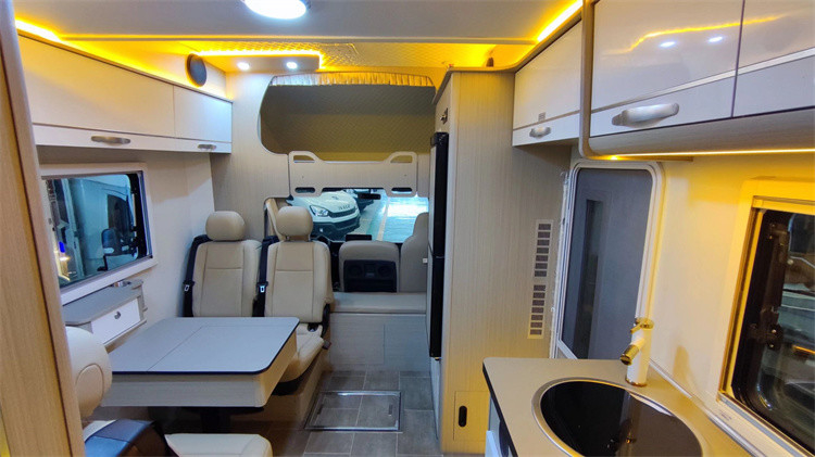 Mobiler Tourenwagen Wohnmobil Karawan Van mit 190 PS Motor Max Nutzlast 7042 kg