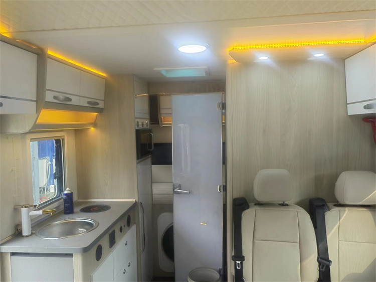 Mobiler Tourenwagen Wohnmobil Karawan Van mit 190 PS Motor Max Nutzlast 7042 kg