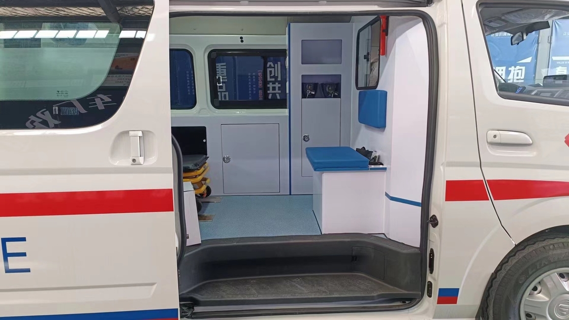 Krankenwagen 130 km/h Höchstgeschwindigkeit Mobilklinikfahrzeug mit Vorder-/Hinterfederung von 1320/1160 mm