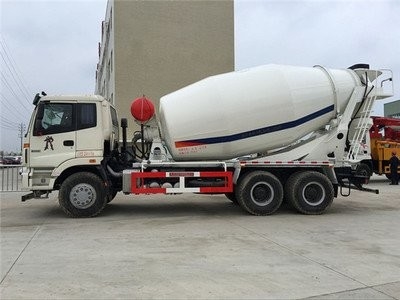 10m3 Betonbetonwagen mit Linkshandantrieb und 12.00R20 Stahldrahtreifen