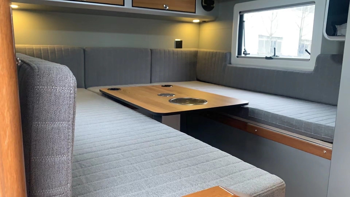 Weiße kleine Schlafzimmer des Off Road-Camper-Wohnwagen-1500kg 2 für Familien-Reisen das im Freien