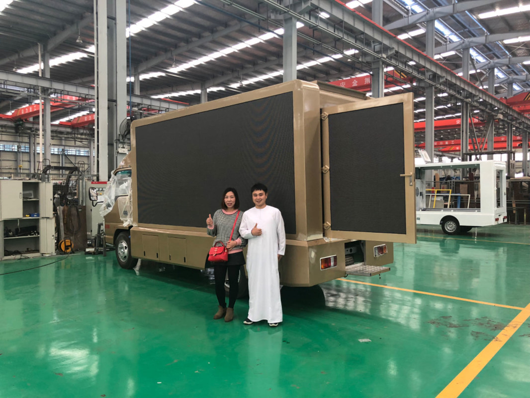 LED-Bildschirm Auto und Audio Außenwerbung Roadshow Bühnenwagen Diesel Manual